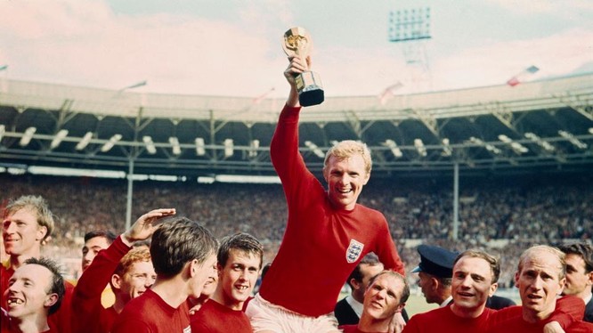 Người Anh có quyền mơ lập lại chiến tích năm 1966 (Ảnh Đội trưởng Bobby Moore nâng Cup vàng).