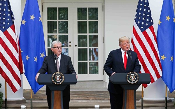 Hai ông Donald Trump và Jean Juncker họp báo chung sau khi hội đàm.
