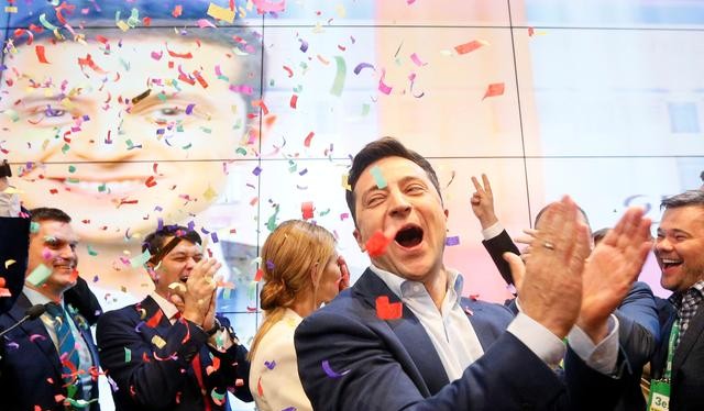 Diễn viên hài Volodymyr Zelensky tuyên bố chiến thắng trong cuộc bầu cử tổng thống ở Ukraina (Ảnh: Reuters).