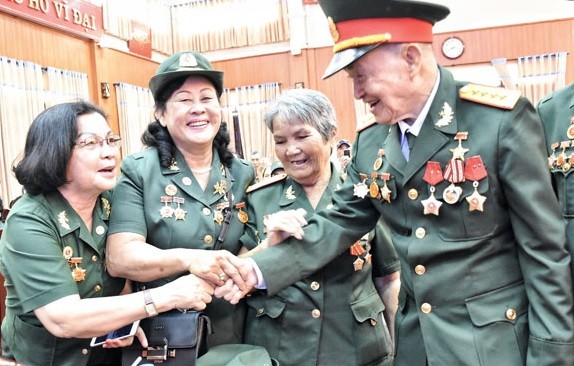 Đại tá, Anh hùng lực lượng vũ trang Nhân dân Nguyễn Văn Tàu gặp lại những đồng đội năm xưa.