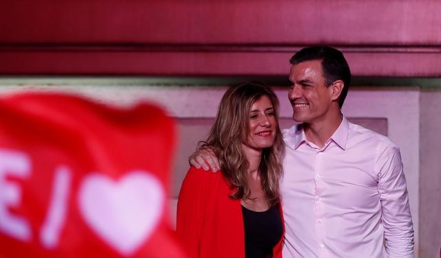Thủ tướng sắp mãn nhiệm Pedro Sanchez và vợ (Ảnh: Reuters)