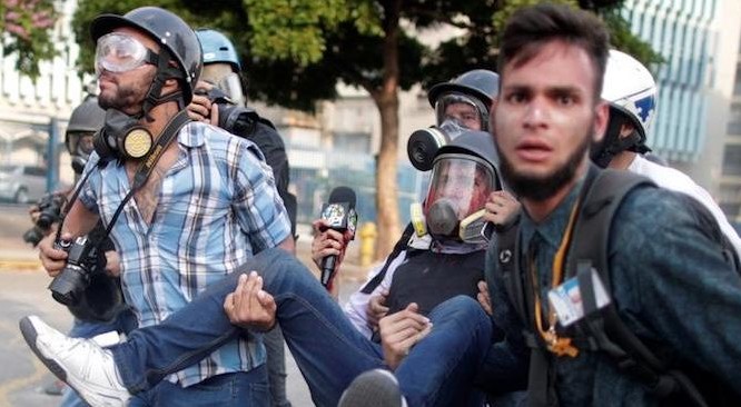 Một thành viên của giới truyền thông bị thương trong một cuộc biểu tình chống lại chính quyền Nicolas Maduro ở thủ đô Caracas, Venezuela ngày 1/5/2019. (Ảnh: Reuters)