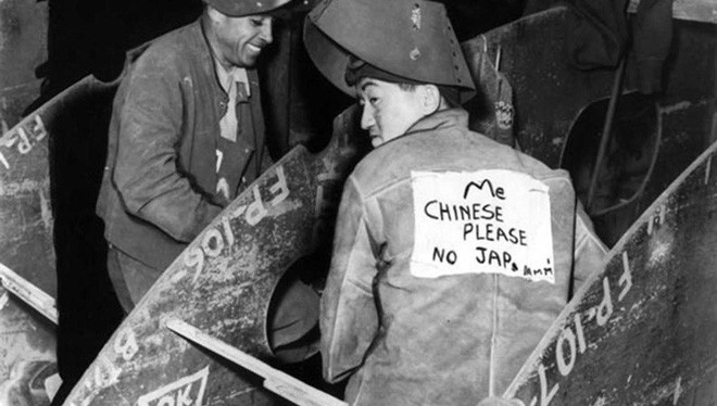 Công nhân người Hoa với dòng chữ tiếng Anh sau lưng: “Tôi là người Hoa, không phải người Nhật”.