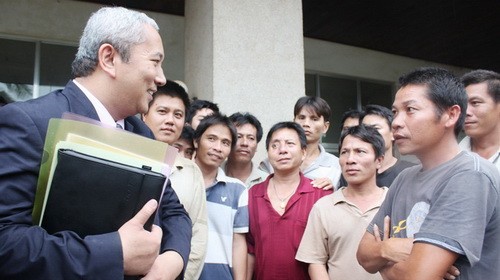 Nguyễn Vũ Tú- Đại sứ Việt Nam tại Philippines tiếp xúc với ngư dân Việt Nam được chính quyền Philippines trả tự do.