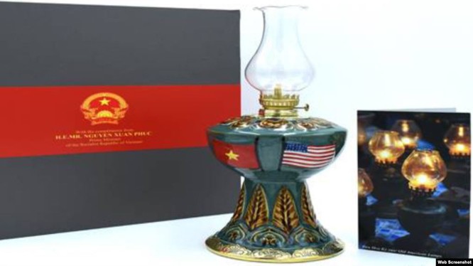 Chiếc đèn Hoa Kỳ là món quà ý nghĩa trong chuyến thăm chính thức Hoa kỳ của Thủ tướng Nguyễn Xuân Phúc.
