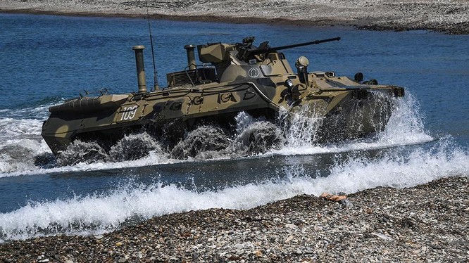 BRT-82AM- xe bọc thép siêu hiện đại của quân đội Nga có thể tác chiến được ở mọi địa hình.