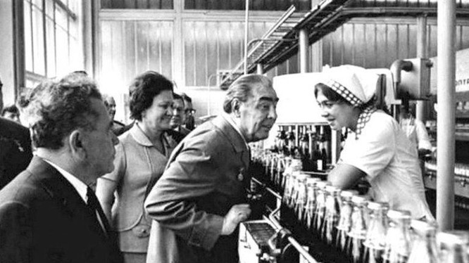 Leonid Brezhnev thăm nhà máy hàng không ở Tashkent, nơi xảy ta tai nạn (Ảnh Tư liệu)