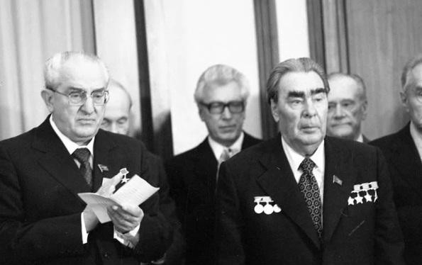 Lãnhtụ Liên Xô Brezhnev giữ kỷ lục về nhận huân, huy chương các loại, trong đó có cả huy hiệu "50 năm tuổi đảng", thẻ hội viên Hội Nhà báo Liên Xô.