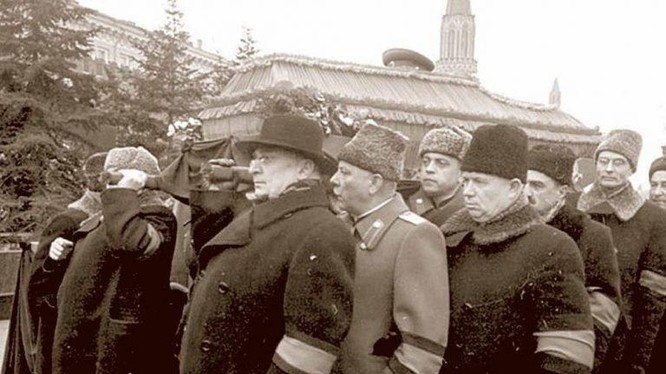 Ban Lãnh đạo Liên Xô trong lễ trang Stalin (Ảnh: Tư liệu)