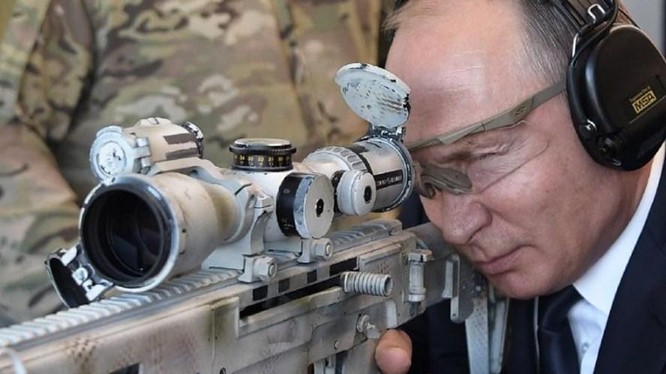 Ông Vladimir Putin trổ tài thiện xạ (Ảnh: AFP)