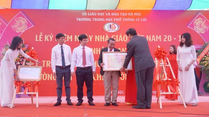 Trường THPT Lê Lợi nhận bằng Trường đạt chuẩn Quốc gia mức độ II và Quyết định của UBND thành phố Hà Nội công nhận trường đạt tiêu chí chất lượng cao.