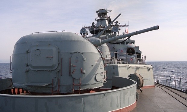 Khẩu pháo hạm trên boong tàu khu trục Phó Đô đốc Kulakov (Ảnh: Vladimir Isachenkov/AP)