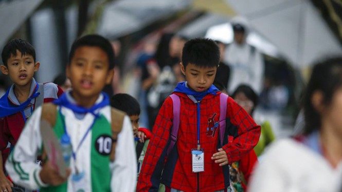 Học sinh mặc áo ấm trên đường phố Bangkok, Thái Lan ngày 25.1 - Ảnh: Reuters