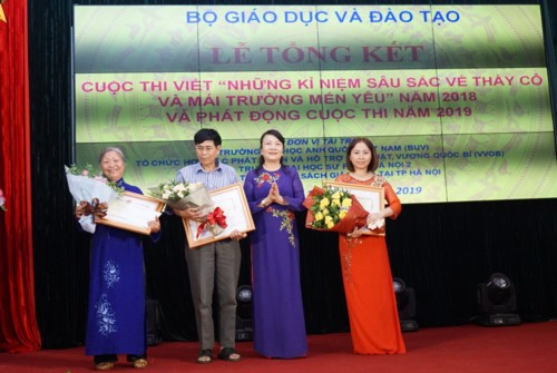Thứ trưởng Nguyễn Thị Nghĩa trao chứng nhận cho các tác giả đoạt giải nhất và nhì. Ảnh: GD&TĐ 