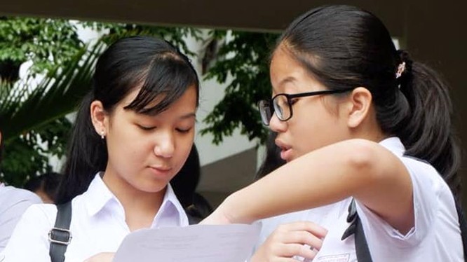 Học sinh Đà Nẵng trao đổi sau kỳ thi vào lớp 10 năm học 2018-2019. Ảnh:VNexpress 