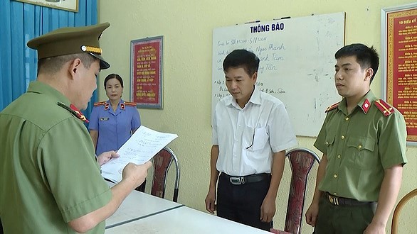 Cơ quan điều tra công bố quyết định khởi tố ông Trần Xuân Yến, Phó giám đốc Sở GD&ĐT tỉnh Sơn La. 