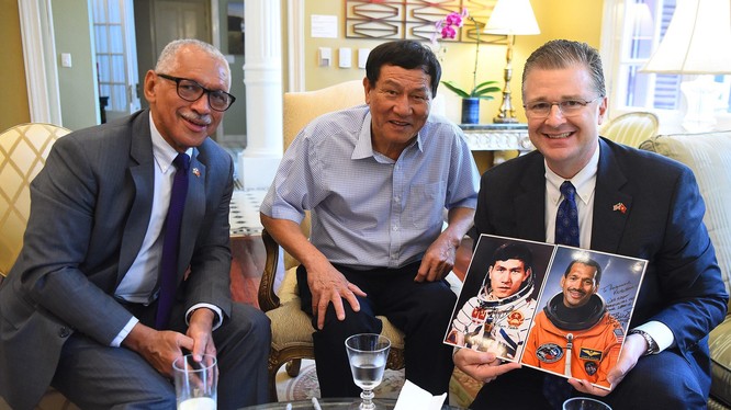 Đặc phái viên khoa học về vũ trụ của Hoa Kỳ, Thiếu tướng Charles Frank Bolden Jr. và nhà du hành vũ trụ Việt Nam, Trung tướng Phạm Tuân tặng ảnh chân dung của họ khi là nhà du hành vũ trụ cho Đại sứ Daniel Kritenbrink khi Đại sứ tiếp đón hai vị khách. 