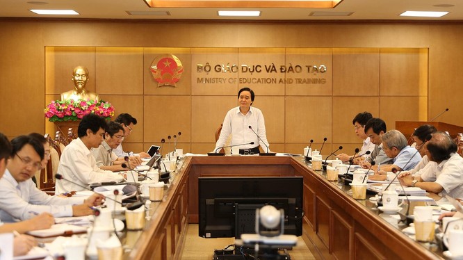 Bộ trưởng Bộ GD&ĐT Phùng Xuân Nhạ chủ trì cuộc họp.