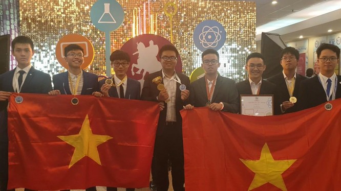 Đoàn học sinh Hà Nội đại diện Việt Nam tự hào giơ cao lá cờ Tổ quốc Việt Nam tại lễ Trao giải kỳ thi Olympic quốc tế dành cho các thành phố lớn lần thứ IV tại Mát-xcơ-va, Liên Bang Nga. 