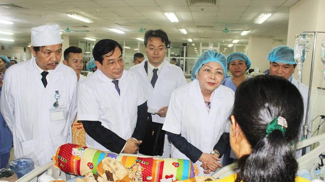 Phó Chủ tịch nước Đặng Thị Ngọc Thịnh thăm bệnh nhân đang điều trị tại Bệnh viện Trung ương Thái Nguyên 