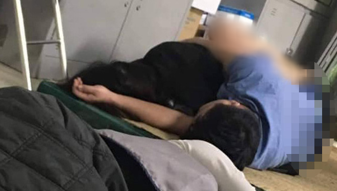 Hình ảnh trên mạng xã hội cho rằng bác sĩ ở Bệnh viện Hữu nghị Đa khoa Nghệ An ôm nữ sinh viên ngủ trong ca trực - Ảnh: Internet