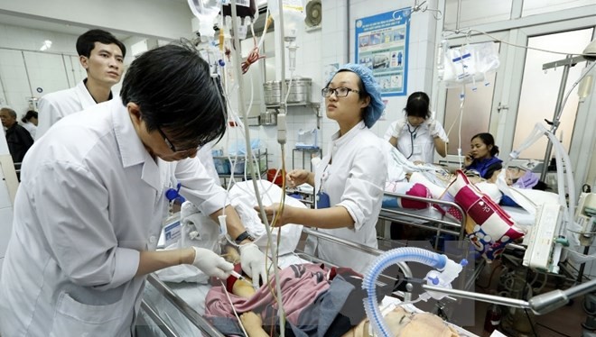 Bác sỹ cấp cứu cho bệnh nhân bị tai nạn giao thông tại Bệnh viện Việt Đức. (Ảnh: Dương Ngọc)