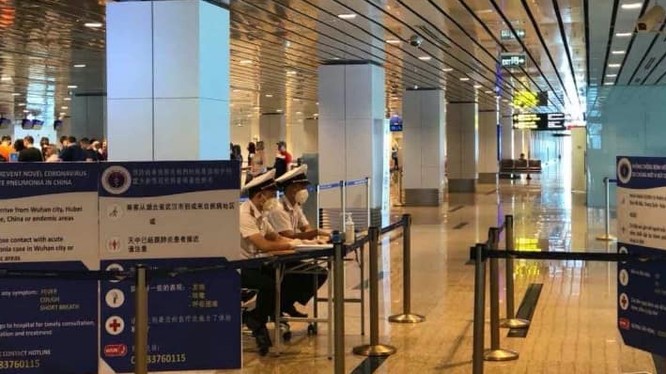 Triển khai đồng loạt việc khai báo y tế tại sân bay Cam Ranh, Khánh Hòa. Ảnh: Bộ Y tế