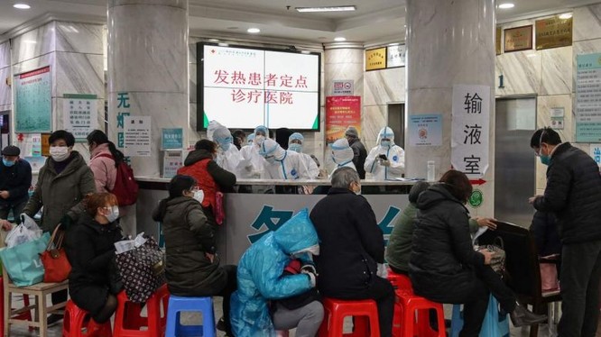 Nhân viên y tế cùng người dân tại thành phố Vũ Hán, Trung Quốc. Ảnh: AFP