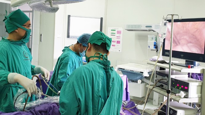 Các bác sĩ phẫu thuật nội soi cho sản phụ Nguyễn Thị Thu H. Ảnh: Bệnh viện Sản Nhi Quảng Ninh