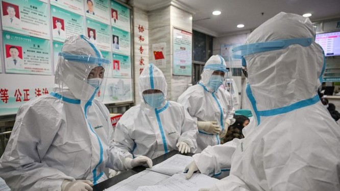 Nhân viên y tế mặc quần áo bảo hộ khi làm việc tại Bệnh viện Chữ thập đỏ Vũ Hán. Ảnh: AFP