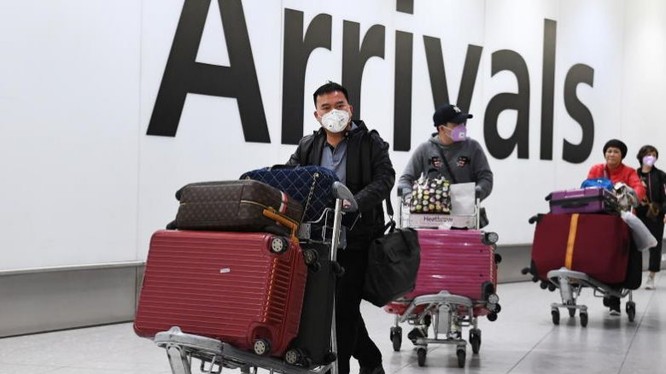 Người dân đeo khẩu trang tại sân bay ở London. Ảnh: EPA-EFE