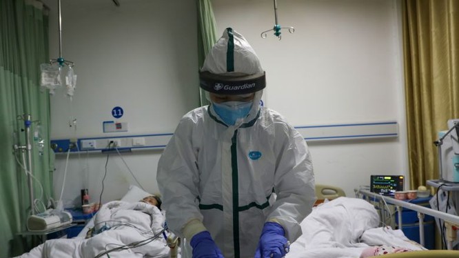 Bác sĩ chăm sóc cho bệnh nhân tại bệnh viện. Ảnh: Reuters