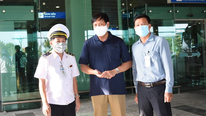 Thứ trưởng Bộ Y tế Đỗ Xuân Tuyên (giữa) kiểm tra công tác phòng, chống dịch COVID-19 tại Cảng Hàng không quốc tế Cần Thơ. Ảnh: Đình Anh - Bộ Y tế 