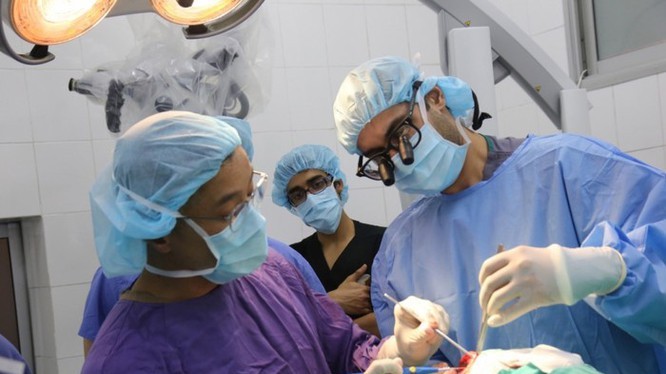 Bác sĩ phẫu thuật cho bệnh nhân tại Bệnh viện Hữu nghị Việt Đức. Ảnh: BVCC