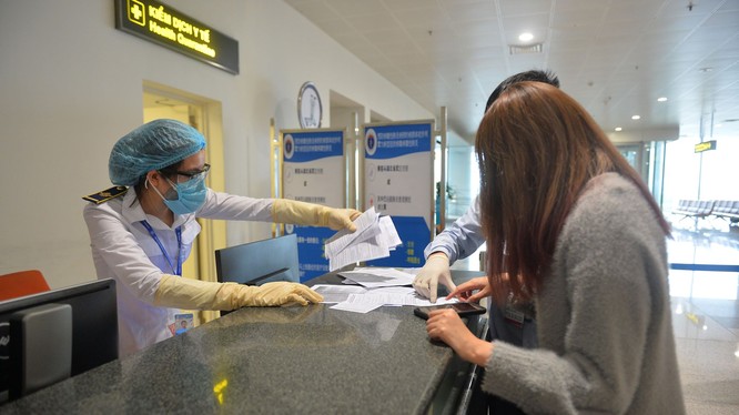 Kiểm dịch y tế ở sân bay Nội Bài. Ảnh: Hoàng Anh
