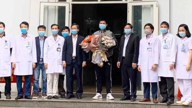 Bệnh nhân thứ 18 mắc COVID-19 tại Việt Nam đã khỏi bệnh và xuất viện. Ảnh: Trọng Kỳ