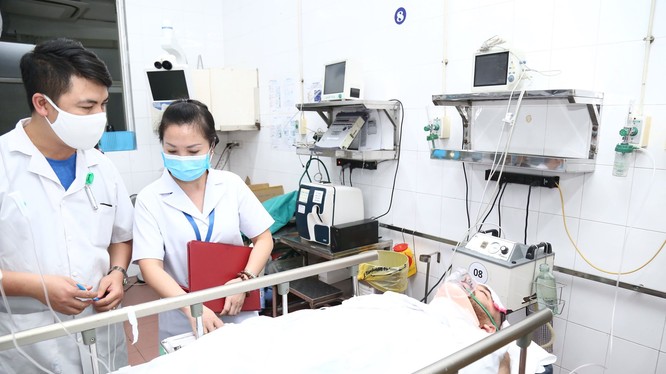 Bác sĩ tại Bệnh viện Hữu nghị Việt Đức điều trị hco bệnh nhân người Iraq. Ảnh: BVCC