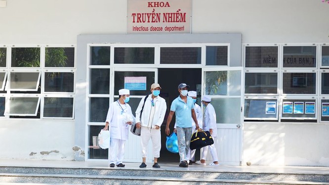 2 bênh nhân công bố khỏi bệnh tại Bệnh Viện Đa khoa tỉnh Ninh Thuận. Ảnh: Phạm Hằng 