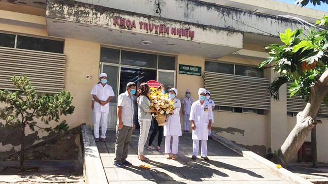 Các bệnh nhân được công bố khỏi bệnh tặng hoa cảm ơn tập thể các bác sĩ Khoa Truyền nhiễm, tại Bệnh viện Đa khoa tỉnh Bình Thuận. Ảnh: Phạm Hằng