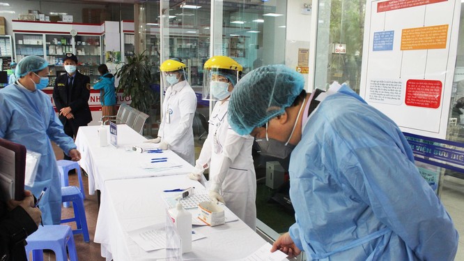 Lãnh đạo Bộ Y tế kiểm tra công tác khám, chữa bệnh tại bệnh viện (Ảnh - Lê Hảo) 