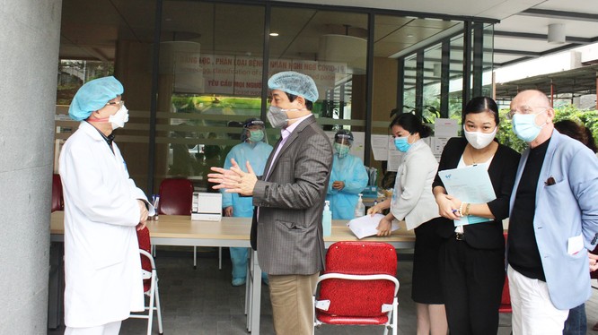 PGS.TS. Lương Ngọc Khuê cùng đoàn công tác của Bộ Y tế kiểm tra Bệnh viện Việt Pháp. Ảnh: Lê Hảo