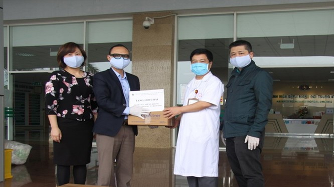 Viện Hàn lâm Khoa học và Công nghệ Việt Nam vừa tặng 1.500 chai nước súc miệng, khử khuẩn Nano bạc cho Bệnh viện nhiệt đới Trung ương cơ sở Đông Anh cơ sở 2. Ảnh: Bích Phượng