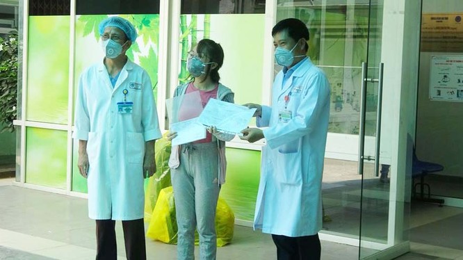 Bệnh nhân được công bố khỏi bệnh tại Bệnh viện Đà Nẵng. Ảnh: Phạm Hằng 