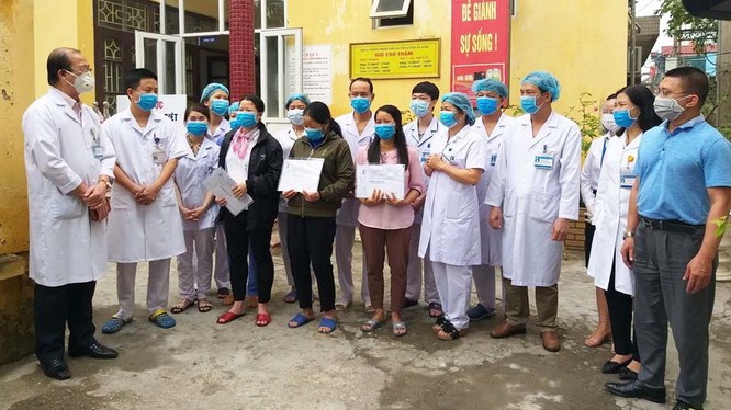 3 bệnh nhân mắc COVID-19 tại Bệnh viện Đa khoa tỉnh Hà Nam được công bố khỏi bệnh. Ảnh: Phạm Hằng 