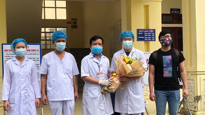 Bệnh nhân mắc COVID-19 được công bố khỏi bệnh tại Bệnh viện Đa khoa huyện Nho Quan, tỉnh Ninh Bình. Ảnh: Phạm Hằng 