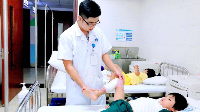 Kỹ thuật viên hướng dẫn bệnh nhi bị bỏng phục hồi chức năng. Ảnh: Trung tâm Sản nhi, Bệnh viện Đa khoa tỉnh Phú Thọ 