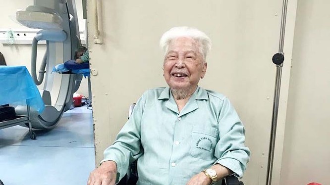 Cụ ông 98 tuổi bị vỡ lún đốt sống ngồi dậy nói chuyện vui vẻ sau can thiệp bơm xi măng sinh học. Ảnh: BVCC