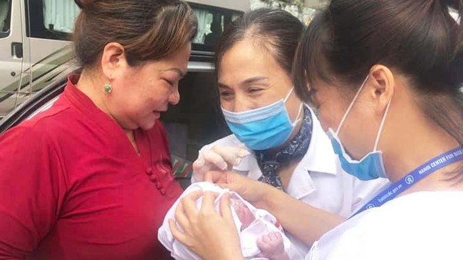 Bé gái chào đời khỏe mạnh trong sự vui mừng của nhân viên y tế tại CDC Hà Nội. Ảnh: Thu Nguyệt 