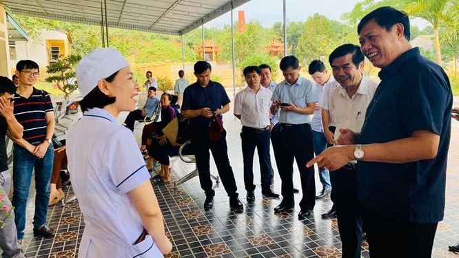 Thứ trưởng Bộ Y tế Đỗ Xuân Tuyên kiểm tra công tác y tế cơ sở tại Hà Tĩnh. Ảnh: Thảo Nguyên 