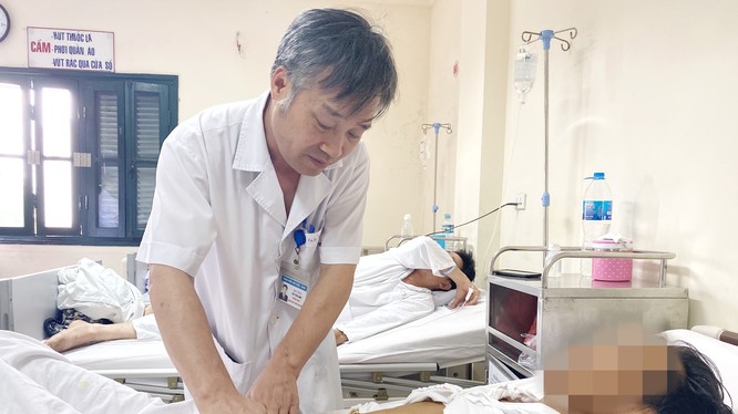 BS. Đỗ Tuấn Anh thăm khám cho bệnh nhân sỏi mật sau phẫu thuật (Ảnh: Bệnh viện Hữu nghị Việt Đức)